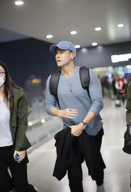 彭于晏帅气的现身机场被大批粉丝团团围住万花丛中一点绿