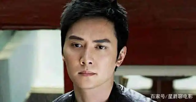 而对于冯绍峰,出道就要比她早很多; 他所饰演的任伟健这个角色; 艘栽