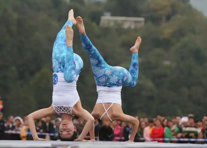 "普安红"杯贵州省健身瑜伽大赛总决赛在贵州普安县东城区开赛,比赛共