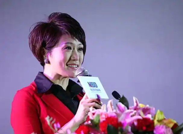 央视女主持曹晴有多惨?嫁给美国富豪被虐待,一年瘦成皮包骨