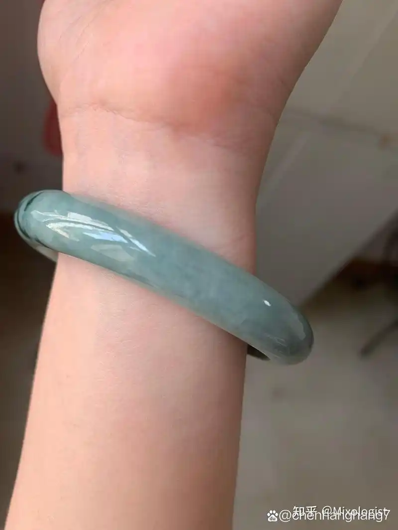 找人从云南买的翡翠a货手镯这是翡翠还是其他材质啊怎么用手电筒打光