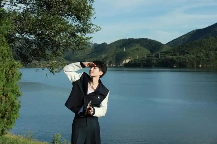 王俊凯壁纸这组图杂志花絮真的又能在我手机里存很久,p1-4去年的雨中