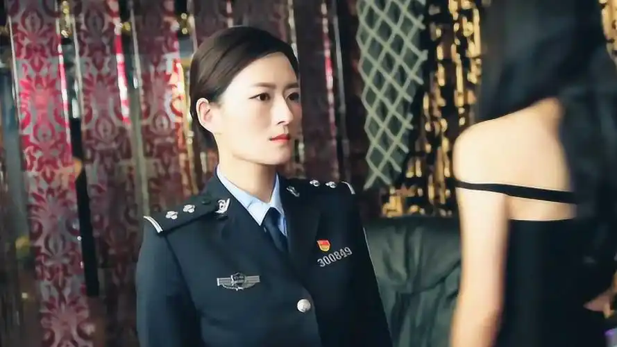 女警花一人到夜总会调查差点被匪徒枪杀多亏卧底急中生智