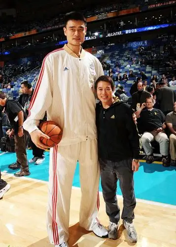 怎样与姚明合影能不落下风詹姆斯马云各有妙招一影帝放弃挣扎