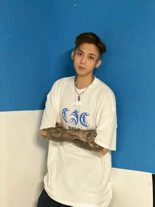 紫 洗多两次就好了-停车场拍照yyds98:bipolar#ootd  #我的纹身分享