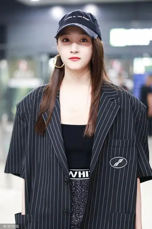 关晓彤最新机场街拍曝光 宽大西服外套潮范十足_凤凰网时尚_凤凰网