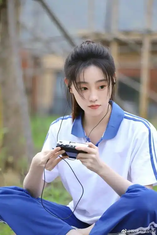 的蓝白校服高马尾,记忆中干干净净的校花形象呀~小祝的校园剧在哪里!