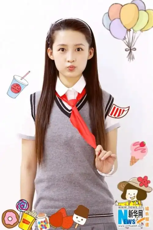 李沁校服庆六一 嘟嘴卖萌童趣十足