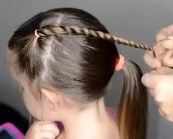 如果是小女孩,梳头发步骤为