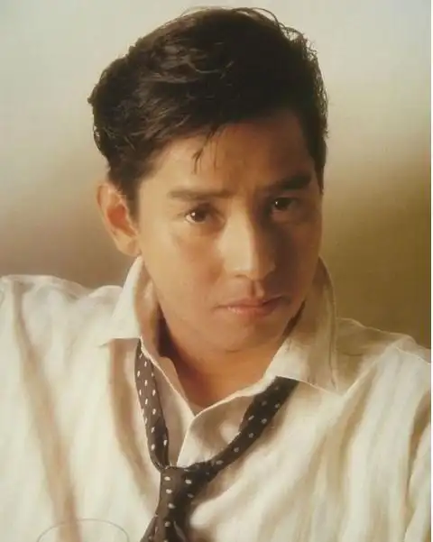 已经70岁的谭咏麟,身体依旧很硬朗,穿的也很时尚就像年轻小伙