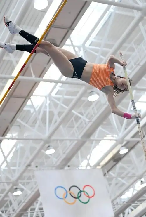 赛第2站女子撑杆跳高决赛中,浙江队选手徐惠琴以4米30的成绩获得亚军