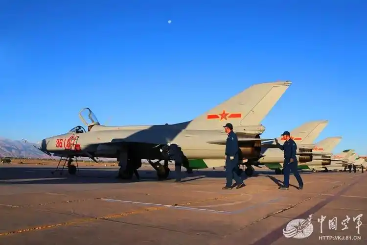 空军西安飞行学院某旅2018期飞行学员首次单飞课目训练