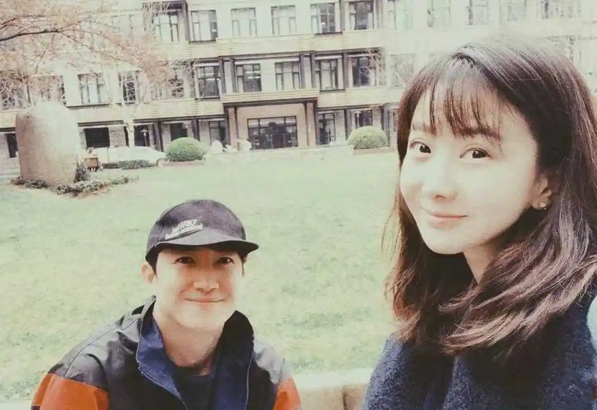 王阳和媳妇高斯的甜蜜合影照,每张都好看.