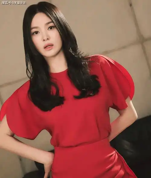宋慧乔最新物料释出:大红色束腰长裙很有气场,中分长发气质佳!
