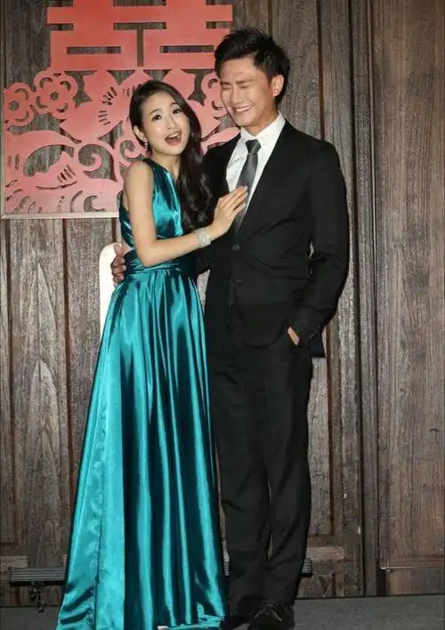 林依晨老公罕见露脸两人又亲又抱大秀恩爱老公笑到鱼尾纹飞起