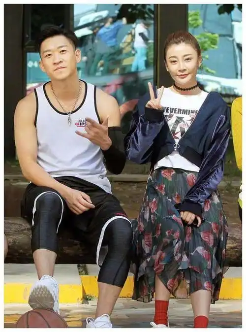 32岁唐菀近况带3岁女儿赶海晒沙滩美照前夫曹云金事业履受挫