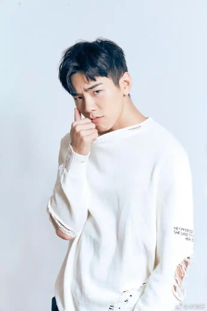 原來是去年都忙著拍攝新電影作品的布魯斯(禾浩辰