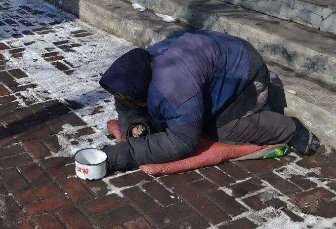 乞丐进村讨饭,有人善良收留他们,乞丐拯救了整个村庄