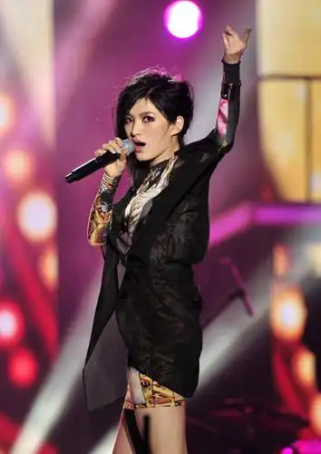 图为杨坤得意门生"中国好声音"学员丁丁"high"唱海口