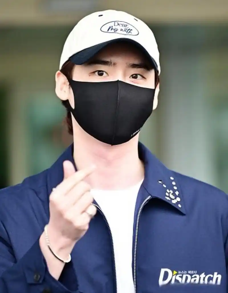 14日,#李钟硕# 经仁川机场出发,前往印尼出席海外粉丝见面会日程.