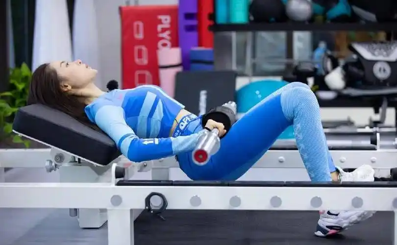 狂魔张天爱,穿斜肩衣 破洞裤,都凹出"蚂蚁腰"了_牛仔裤_运动_好身材