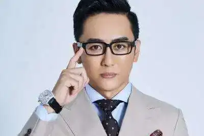 还记得《激情久久》的主持人程成吗?他20年后精彩依旧