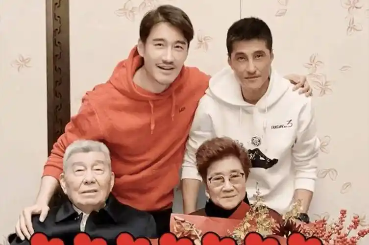 胡兵携哥哥为妈妈庆80岁大寿,兄弟俩唱生日歌,妈妈眼中满是骄傲_胡兵