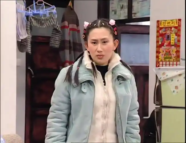 东北一家人小伟躲在家里了一直等电话却等来了警察的