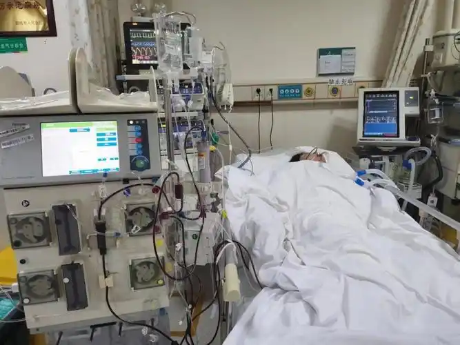 小林躺在重症监护室另外,在重症监护室,每天近2万元的费用也让石郭锋