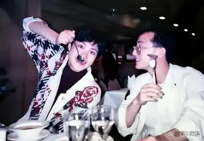 王菲与窦唯在1996年走入了婚姻的殿堂,当时两人的爱情如火如荼,但在