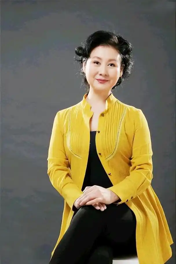 小品女王黄晓娟:短短几年痛失3位至亲,如今过着幸福的生活