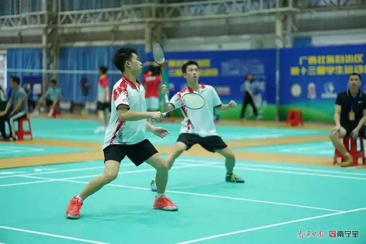 广西第十三届学生运动会羽毛球中学组比赛开赛