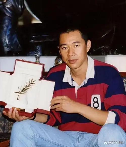 近日,张丰毅与其亲生儿子张博宇的关系再次引起广泛关注.