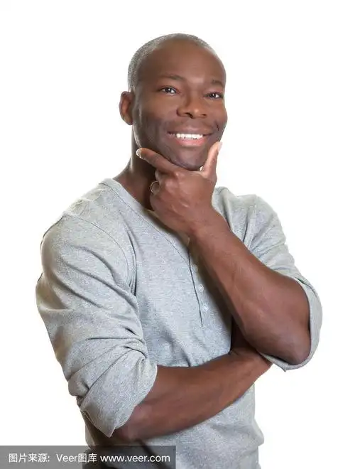 笑容可掬的非洲人,背景是白色