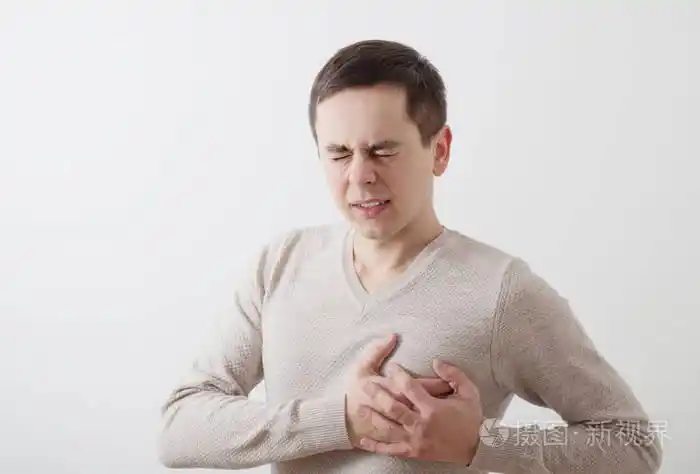 一个在背景白墙上心痛的男人