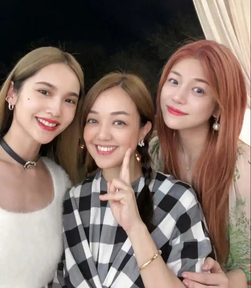 杨丞琳晒参加潘玮柏婚礼照片,看到陈妍希,杨丞琳,潘玮柏三人合体,瞬间