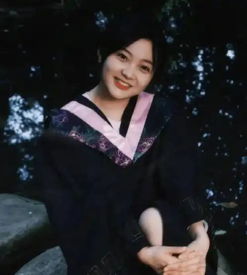 22岁林妙可晒大学毕业照穿学士服清纯甜美身材矮小被嘲没星味