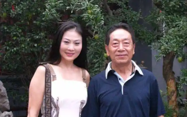 与王奎荣相差37岁的爱情婚后生一对儿女饶芯语现在后悔了吗