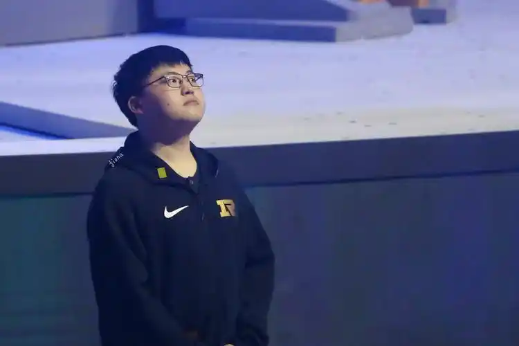 uzi已从rng大名单消失,目前是自由人