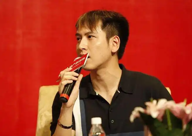 汤臣二少东汤珈铖与富二代传婚讯配王子的还得是公主