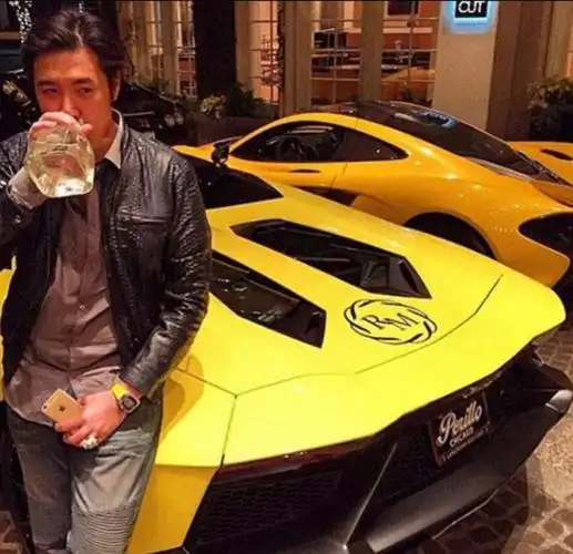 新加坡女富二代炫富 用香槟洗澡 裸开超跑