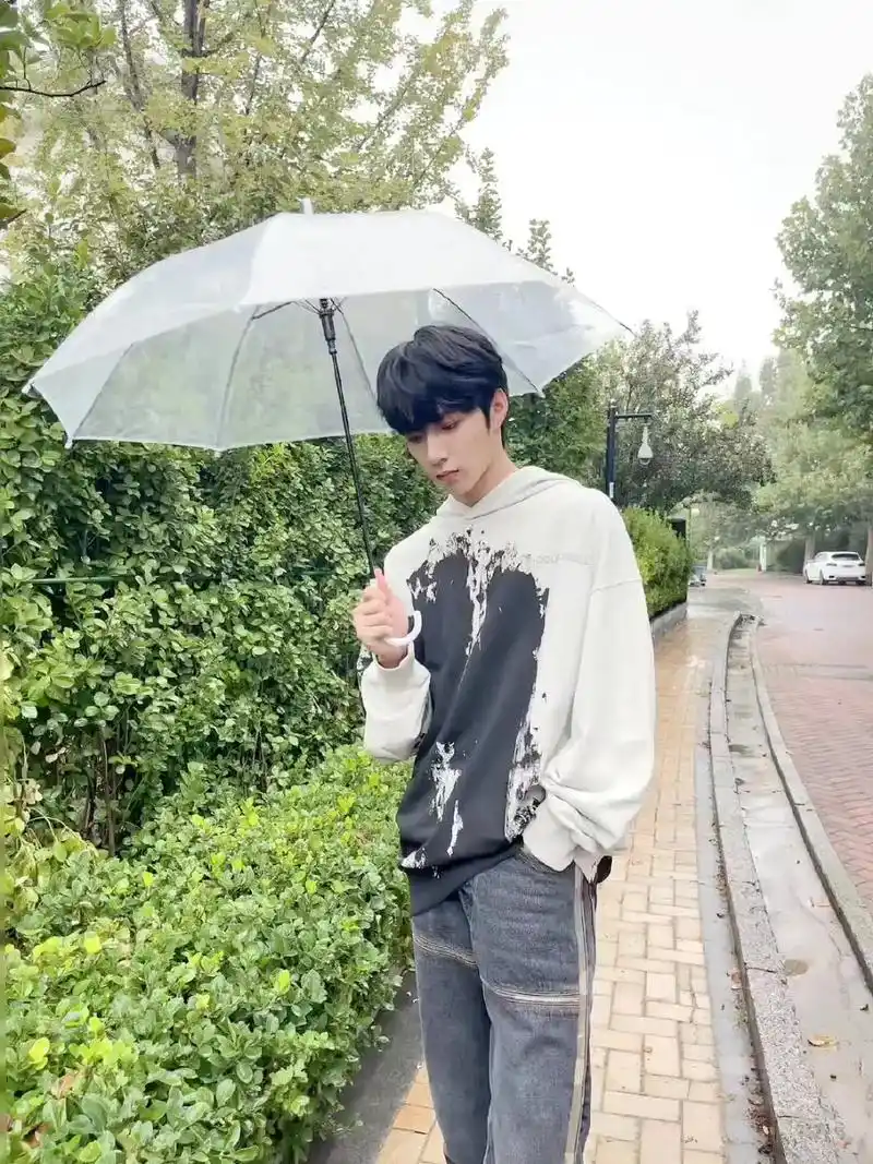 刘耀文这六张照片太帅了,看了都看呆了,撑着伞像个霸道总裁,伞 - 抖音