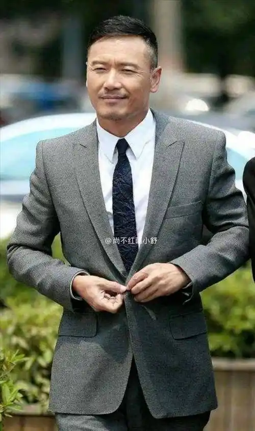 苗侨伟告诉你:中年男人穿衣得体,发型干净,从容老去才真帅_男性_气质