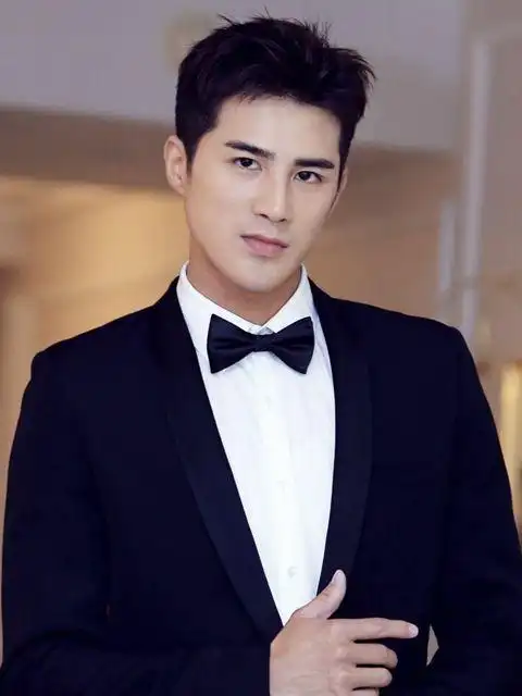 姜潮晒奢侈外卖家宴鲜花烛光氛围十足豪华内宅险曝光