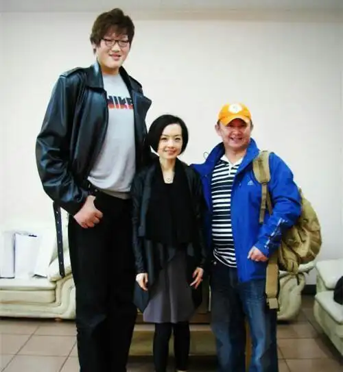 篮球巨人孙明明的妻子个子是1米87,和孙明明看起来非常搭,他们婚后都