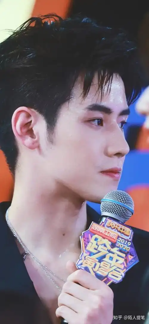 任豪真是看什么都有种深情的感觉想收集关于任豪深情眼神的照片