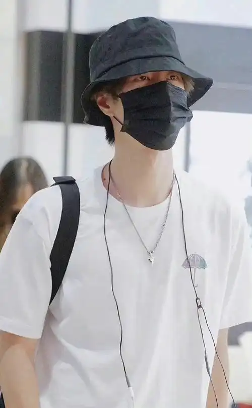 王一博渔夫帽造型