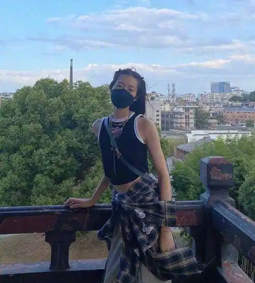 t台上的她冷酷霸道,现实生活中却非常搞笑.你喜欢这样的刘雯吗?