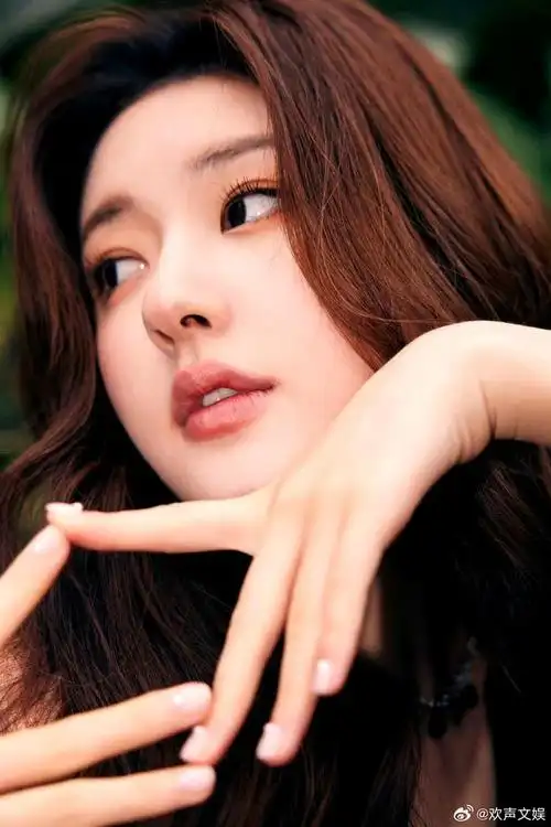 赵露思复古辣妹美甲上还有珍珠