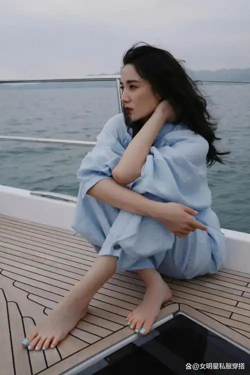 被宋佳的穿搭惊艳到!夏天穿"蓝色"太高级了